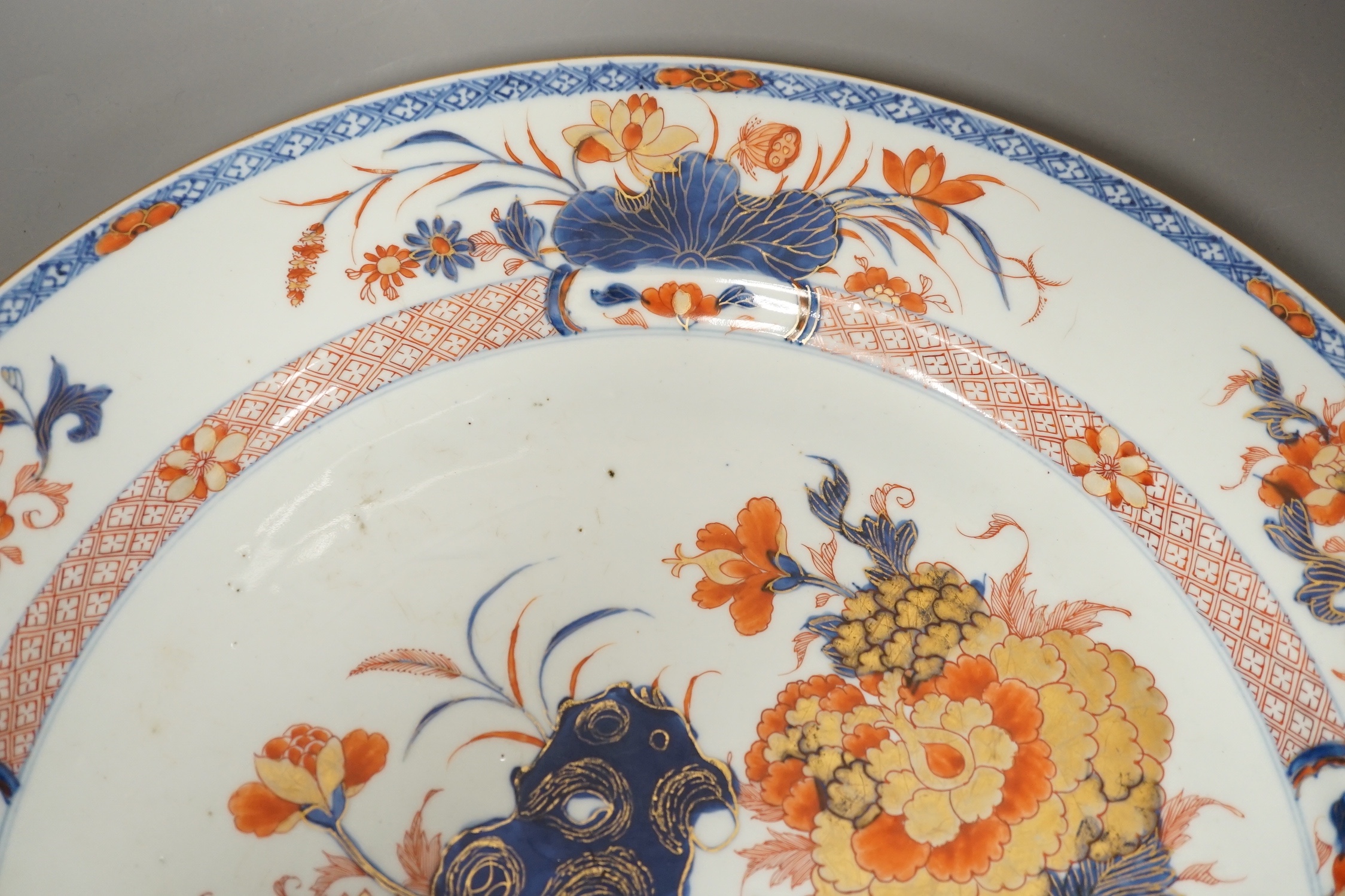 A large Chinese Imari charger, c. 1740, 41cm wide